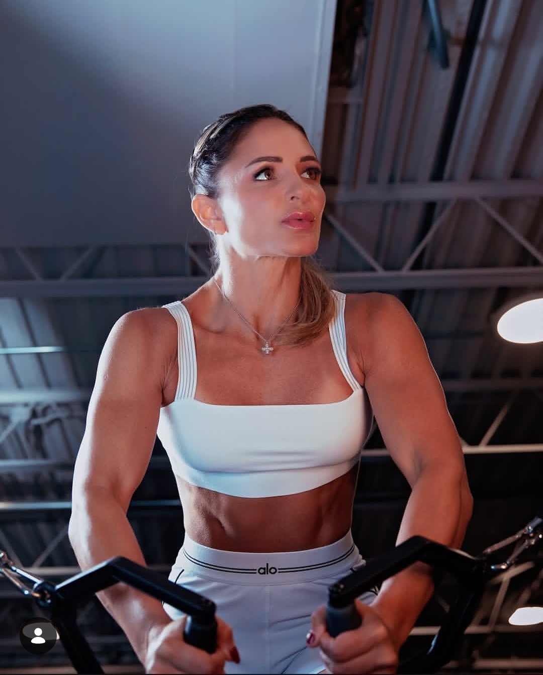 Juliana treinando na academia